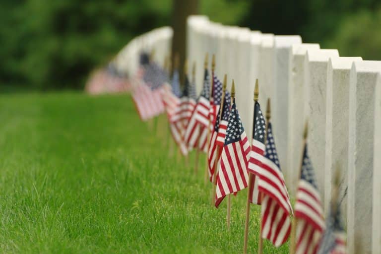 Oorlogsgraven met Amerikaanse vlaggetjes in Arlington National Cemetery