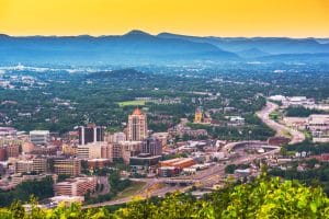Avondzicht op Roanoke Virginia met omliggende bergen