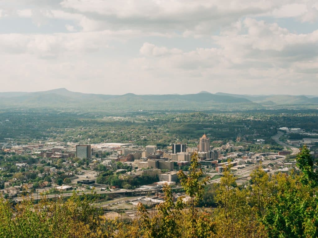 Panorama van Roanoke Virginia met omliggende bergen