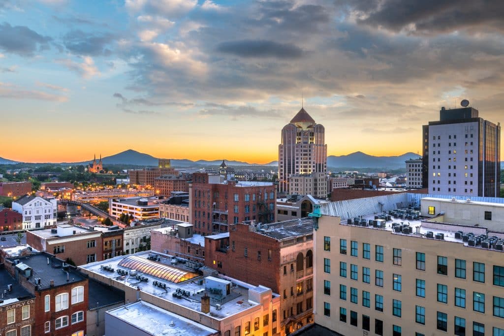 Skyline van Roanoke Virginia bij zonsondergang
