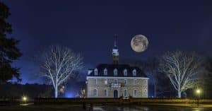Nachtzicht van het Governor’s Palace in Williamsburg, Virginia
