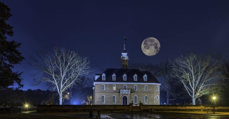 Nachtzicht van het Governor’s Palace in Williamsburg, Virginia