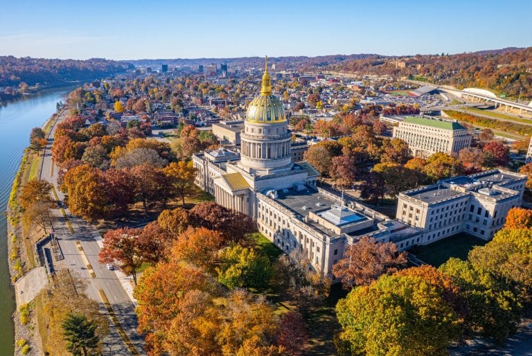 Luchtfoto van het Capitool in Charleston, West Virginia in de herfst