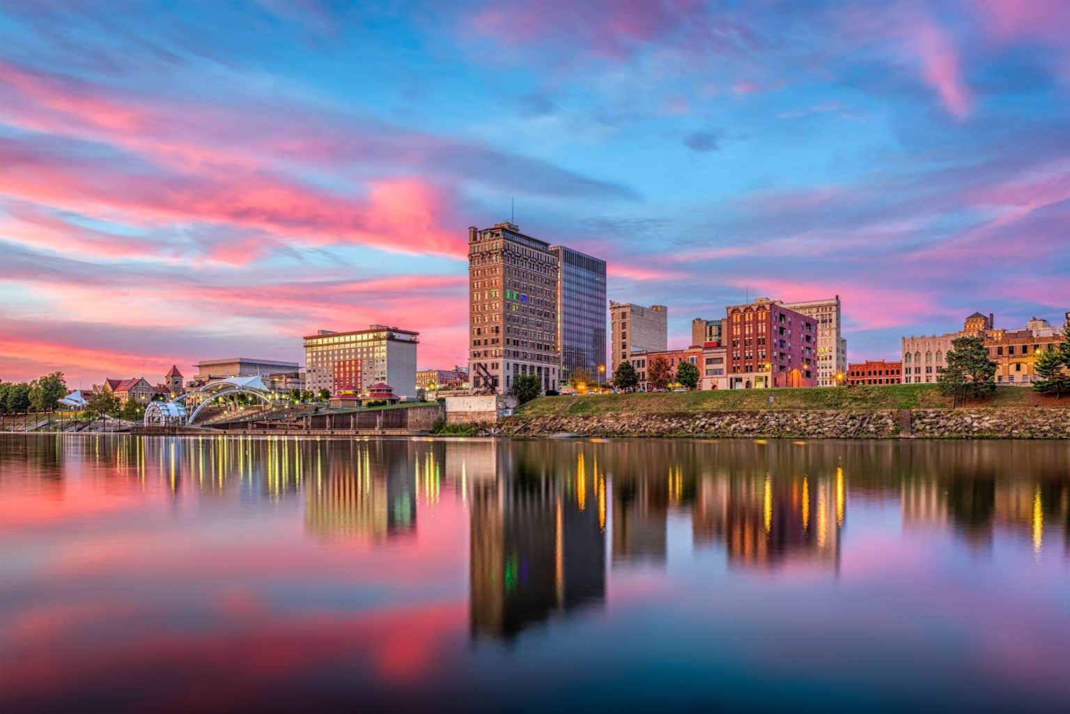 Avondzicht op de skyline van Charleston, West Virginia