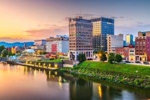 Skyline van Charleston, West Virginia bij zonsondergang