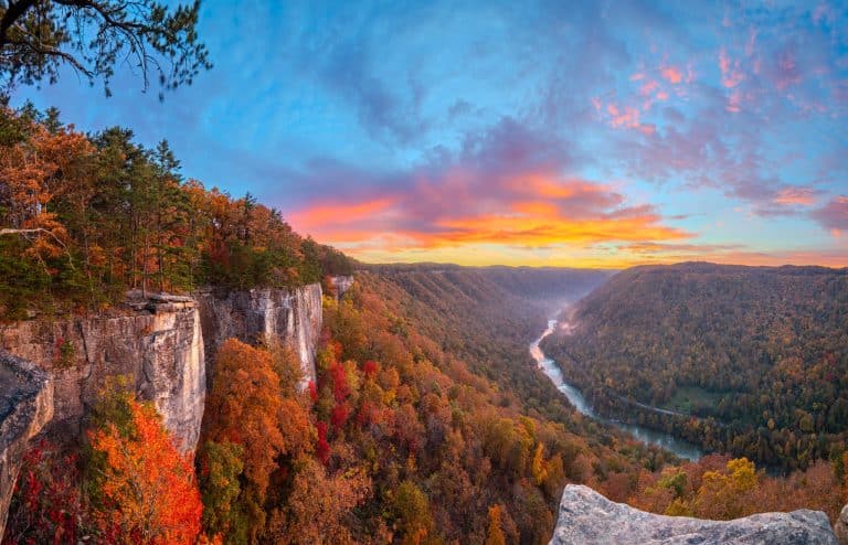 Zonsondergang boven New River Gorge in West Virginia in de herfst