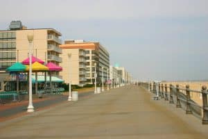 Virginia Beach boardwalk met hotels en strandpromenade