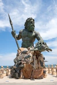 Neptune standbeeld Virginia Beach op boulevard bij zee