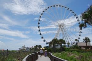 Virginia Beach boardwalk met reuzenrad en wandelpad