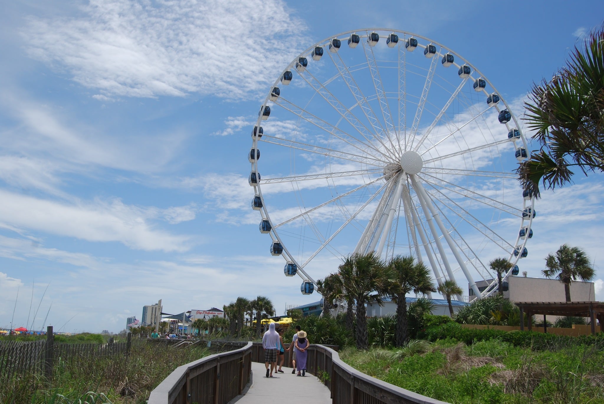 Virginia Beach boardwalk met reuzenrad en wandelpad