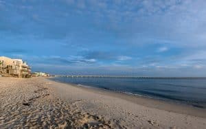 Strand Virginia Beach met pier en kustwoningen langs zee