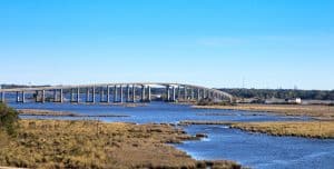 Brug bij moeras in Lake Charles, Louisiana