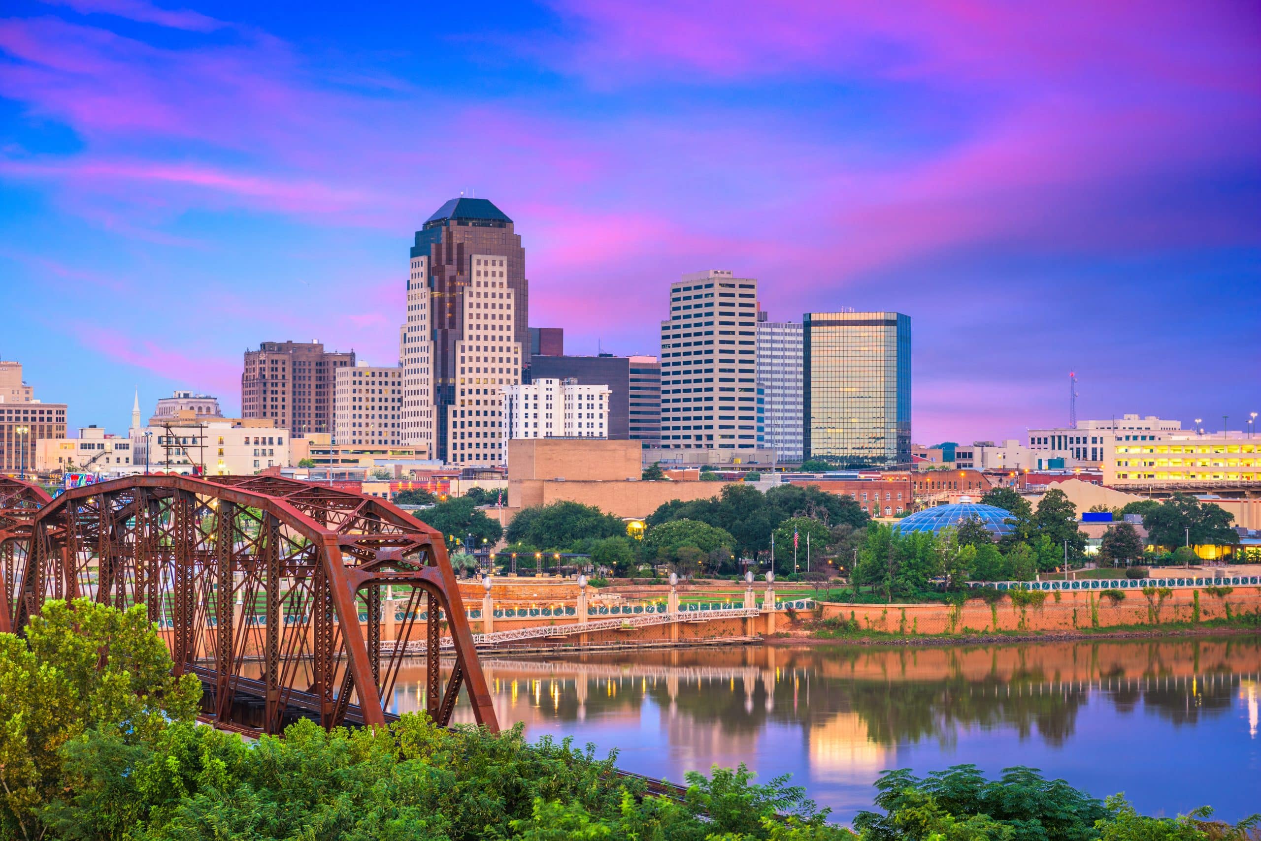 Skyline van Shreveport, Louisiana met brug en rivier