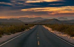 Weg door Big Bend National Park bij zonsondergang