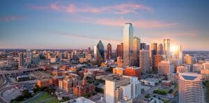 Skyline van Dallas Texas bij avondzon
