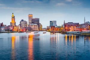 Downtown Providence Rhode Island met verkeer