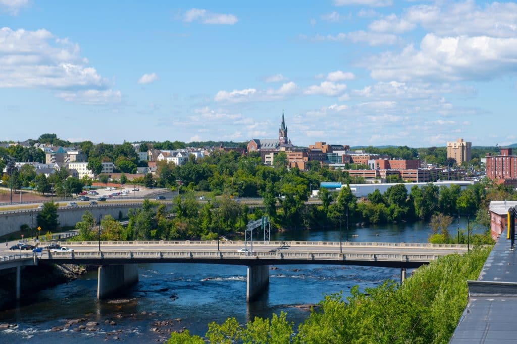 Skyline van Manchester New Hampshire met rivier