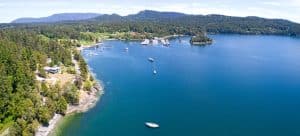 Kustlijn met zeilboten in San Juan Islands, Washington