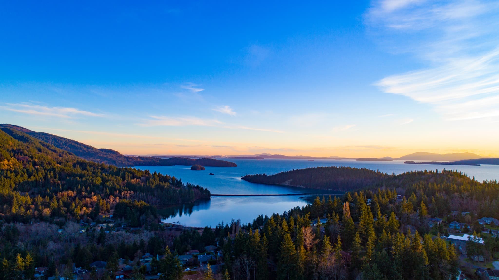 Uitzicht op San Juan Islands bij zonsondergang in Washington