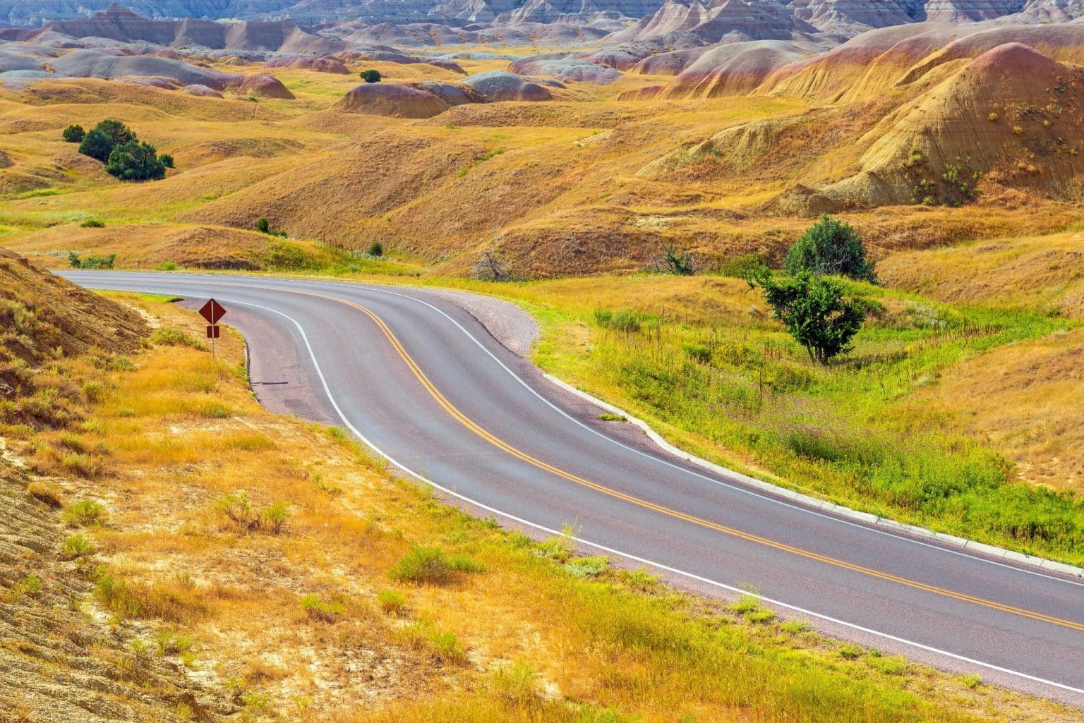 Bochtige weg in Badlands National Park, South Dakota