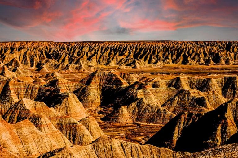 Heuvellandschap bij zonsondergang in Badlands, SD (van powwow tot rodeo)