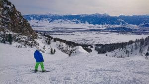 Snowboarder op piste Jackson Hole Wyoming
