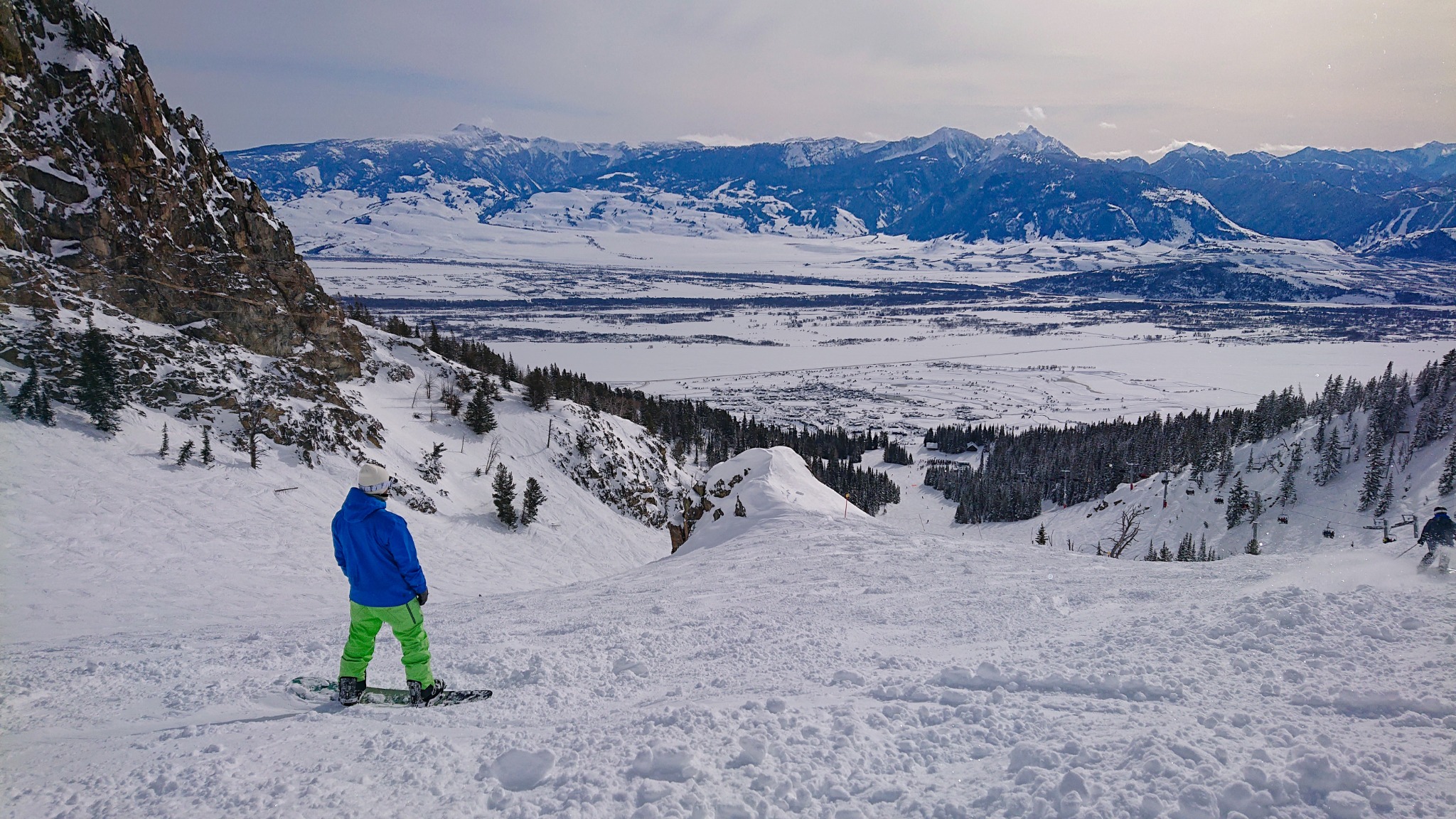 Snowboarder op piste Jackson Hole Wyoming