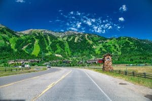 Toegangsweg Jackson Wyoming met groene heuvels