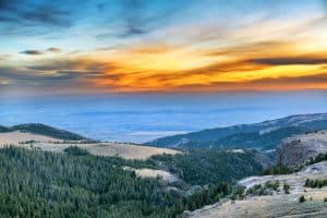 Zonsondergang over bergen bij Sheridan Wyoming