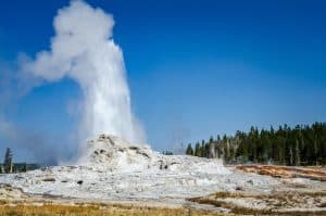 Geyser spuit water in Yellowstone National Park