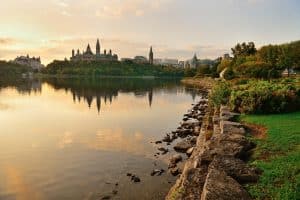 Ottawa Parlement Hill aan de rivier bij ochtendlicht highlights oost amerika en canada