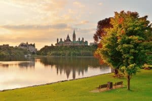 Ottawa Parlement Hill bij zonsopkomst vanaf de rivier
