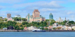 Château Frontenac en veerboot in Quebec, Canada