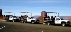 “Tourtruck in Monument Valley Arizona met rotsformaties”