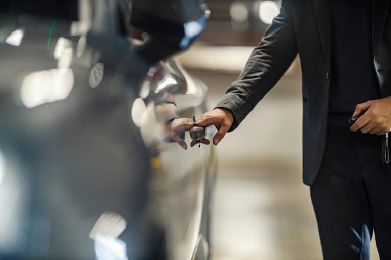 Man opent auto met sleutel bij Alamo Rent a Car