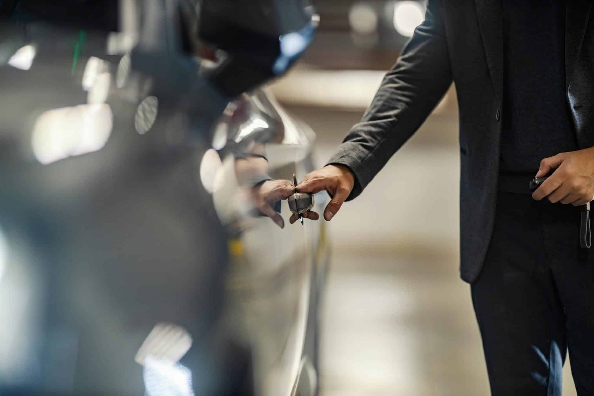 Man opent auto met sleutel bij Alamo Rent a Car