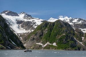 Cruiseboot met bergen en gletsjer in Seward, Alaska