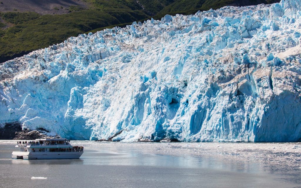 Gletsjer met cruiseboot in Seward, Alaska