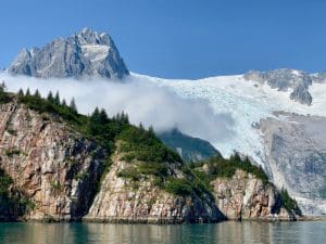 Gletsjer en rotsachtige kustlijn in Seward, Alaska