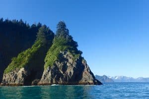 Rots met groene begroeiing in Seward, Alaska