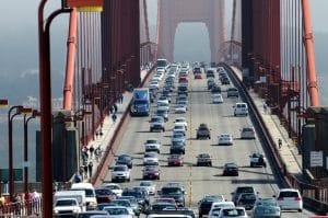 Druk verkeer op de Golden Gate Bridge in San Francisco, Californië