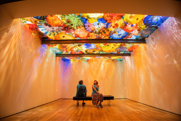 Een vrouw geniet van de Chihuly-tentoonstelling