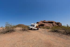 Cruise America C18 Ultra Compact in landschap