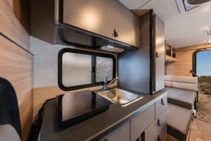 Cruise America C18 Ultra Compact keukeninterieur