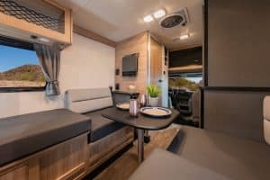 Cruise America C18 Ultra Compact zithoek met tafel