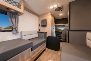 Cruise America C18 Ultra Compact zitruimte