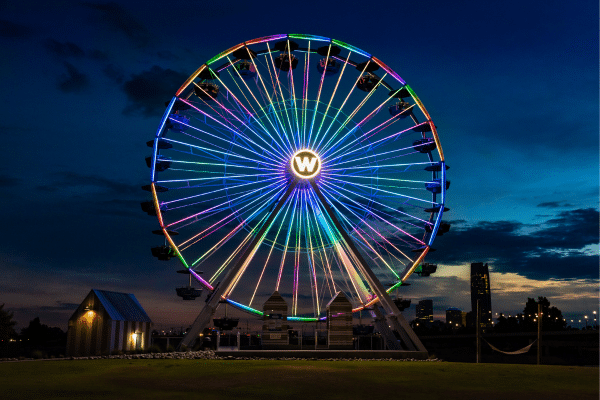 Het verlichte reuzenrad in het Wheeler District