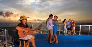 Mensen dansen op boot bij zonsondergang in Key West, Florida