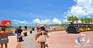 Toeristen bij Southernmost Point en Conch Train in Key West