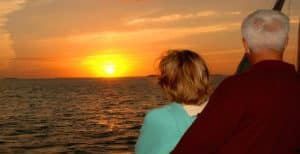 Stel kijkt naar zonsondergang vanaf boot in Key West, Florida